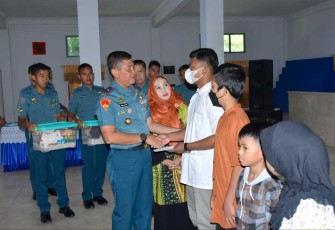 Danlantamal VI Makassar Brigjen TNI (Mar) Amir Kasman saat memberikan santunan