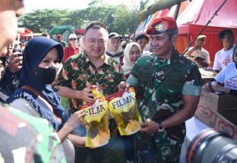 Danjen Kopassus Mayjen TNI Iwan Setiawan dengan salah satu produk bazar