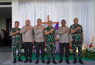 Pangdam Kasuari Mayjen TNI Gabriel Lema bersama Kapolda 