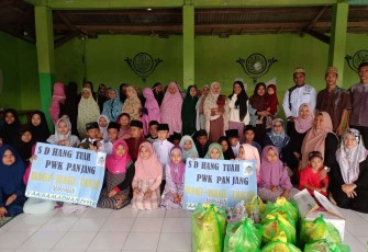Bagikan takjil gratis SD Hang Tuah perwakilan Lampung 