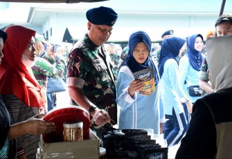 Dankoharmatau Marsda TNI Bambang Triono mengunjungi stand bazar murah