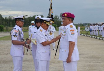 Pangkoarmada III Laksda TNI Agus Hariadi saat sertijab Lantamal X