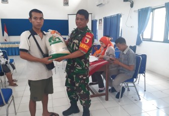 Penyaluran bahan pangan warga desa binaan 