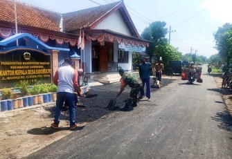 Perbaikan jalan aspal di wilayah desa binaan 