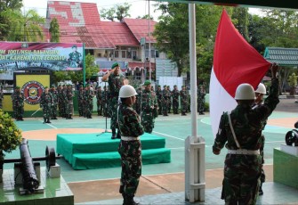 Dandim 1001/HSU-BLG Letkol Inf Dhuwi Hendradjaja saat pimpin upacara 