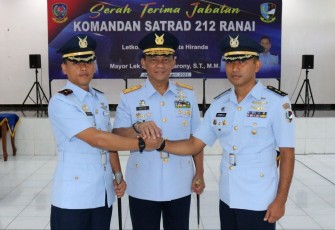 Dankosek IKN Marsma TNI Yuniarsa Aditya Permana foto bersama Dansatrad 212 Ranai usai sertijab 