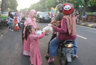 Siswa TK Kartika IV-21 Bagikan Takjil