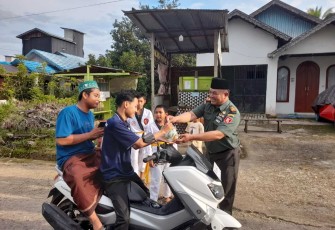 Danramil 12/Halong Peltu Didi Nata saat membagikan takjil