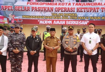 Danlanal TBA Letkol Laut (P) Aan Prana Tuah Sebayang (2 dari kiri) saat gelar pasukan operasi Ketupat Toba 2023