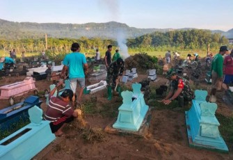 Bersihkan makam wilayah desa binaan 
