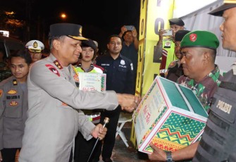 Kapolda Kalteng Irjen Pol Drs Nanang Avianto saat memberikan bingkisan lebaran petugas pengamanan 