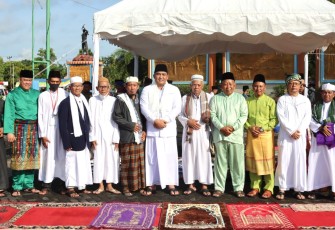 Bupati Roby Sampaikan Pesan Birrul Walidain Dalam Khutbah Idul Fitri 1444 H