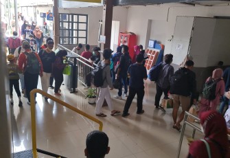 Suasana di stasiun kereta api di wilayah Semarang saat arus balik Lebaran 1444 H.
