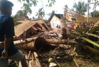 Rumah warga rusak berat diterjang angin