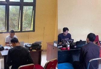 Kedua pelaku saat diperiksa penyidik