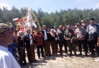 Tradisi budaya Larung Ketupat 