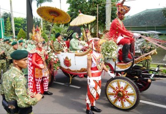 Mayjen TNI Syafrial bersama ibu menaiki kereta kuda diarak prajurit DIvif 2 Kostrad, Selasa (2/5)
