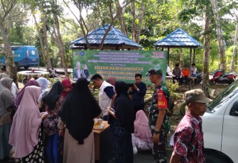 Serda Darmawan saat monitoring pasar murah di wilayah binaan, Kamis (4/5)