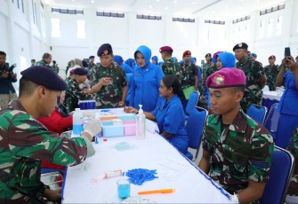Pangkoarmada III Laksda TNI Agus Hariadi saat meninjau bakti kesehatan donor darah, Kamis (4/5)