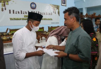 Kasatdik Cabang Surabaya YHT Kolonel Laut (KH) Suryanto Hadiwidodo saat memberikan santunan anak yatim, Kamis (4/5)