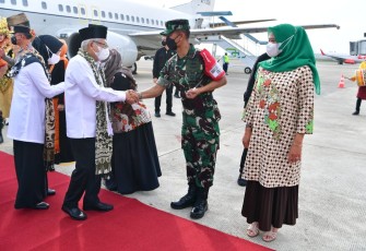 Danlanud Sutan Sjahrir Kol Nav Saeful Rakhmat bersama Ketua Yasarini Ny Cicik Saeful Rakhmat saat menyambut Wapres Ma'ruf Amin, Kamis (4/5)