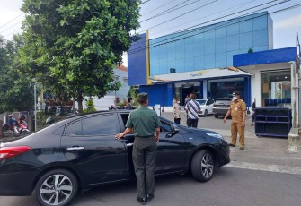 Camat Batu Yopi Supriadi Weno, S.Sos (seragam coklat) saat memimpin Operasi Yustisi Administrasi Kependudukan, Kamis (4/5)