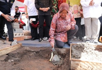 Mensos Tri Rismaharini saat peletakan batu pertama pembangunan rumah pilar sosial di Cianjur, Kamis (4/5)