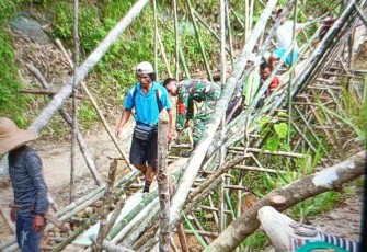 Bangun jembatan penghubung desa perbatasan 