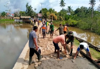 Perbaiki jalan bersama masyarakat 