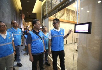 Dirut PLN Darmawan Prasodjo saat pengecekan salah satu  venue KTT ASEAN di Labuan Bajo, NTT, Sabtu (6/5)