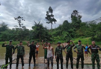 Rakit bambu penyebrangan di perbatasan 