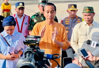 Presiden Joko Widodo memberikan keterangan di bandara Komodo, Kabupaten Manggarai Barat, NTT, Minggu (7/5)