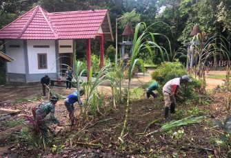 Karya bakti bersihkan lingkungan rumah Adat Dayak Bidayuh