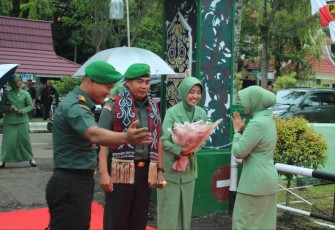 Dandim 1001/HSU-BLG Letkol Inf Dhuwi Hendradjaja menyambut kedatangan Danrem 101/Ant Brigjen TNI Rudi Puruwito, Rabu (10/5)