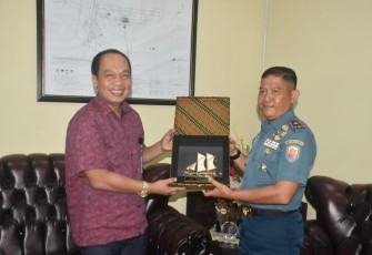 Danlantamal VI Makassar Brigjen TNI (Mar) Amir Kasman saat menerima cenderamata dari GM Angkasa Pura I bapak Wahyudi di Makassar, Kamis (11/5)