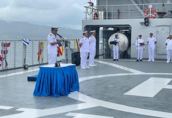Dansatfib Koarmada III Kolonel Laut (P) Hartanto saat upacara sertijab diatas KRI Teluk Weda-526