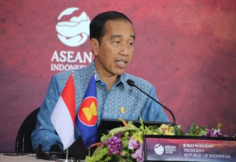 Presiden Joko Widodo saat menyampaikan hasil KTT ASEAN ke-42 di Hotel Bintang Flores, Labuan Bajo, NTT, Kamis (11/5)