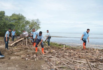 Prajurit lanud Sutan Sjahrir bersihkan sampah di ujung pantai Muara Anai Kelurahan Pasir Nan Tigo, Padang, Jum'at (12/5)