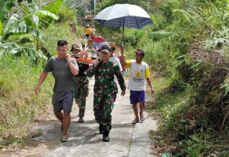 Tandu warga pasca melahirkan di perbatasan 