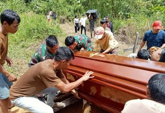 Bantu prosesi pemakaman warga di perbatasan