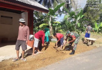 Gotong royong bersama warga binaan bersihkan lingkungan 