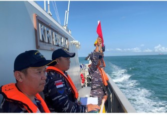 KRI Bubara 868 saat menyambut kapal perang India INS Kavaratti P31 memasuki perairan Batam, Minggu (14/5)