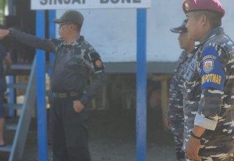Danlantamal VI Makassar Brigjen TNI (Mar) Amir Kasman saat meninjau Posal Sinjai