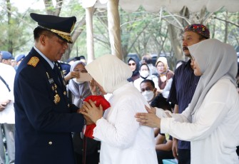 Dankoharmatau Marsda TNI Bambang Triono saat memberikan bendera merah putih ke keluarga almarhum, Senin (15/5)