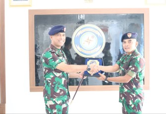 Danguspurla Koarmada III Laksma TNI Mochammad Riza bersama Kepala Staf Koarmada III di Mako Guspurla III, Tawiri, Selasa (16/5)