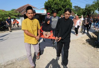 Seorang nenek dievakuasi menggunakan tandu saat Simulasi Evakuasi Mandiri di Desa Nglungger, Blora, Jawa Tengah 