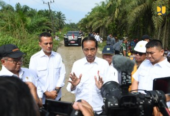 Presiden Joko Widodo memberikan keterangan pers usai meninjau jalan rusak di Kabupaten Labuhan Utara, Rabu (17/5)