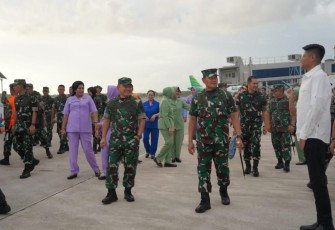 Pangdam I/BB Mayjen TNI Achmad Daniel Chardin saat mendampingi Panglima TNI Laksamana Yudo Margono di Padang 