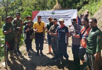 Gotong royong pelebaran jalan di wilayah desa binaan 