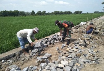 Gotong royong perbaiki jalan desa wilayah binaan 